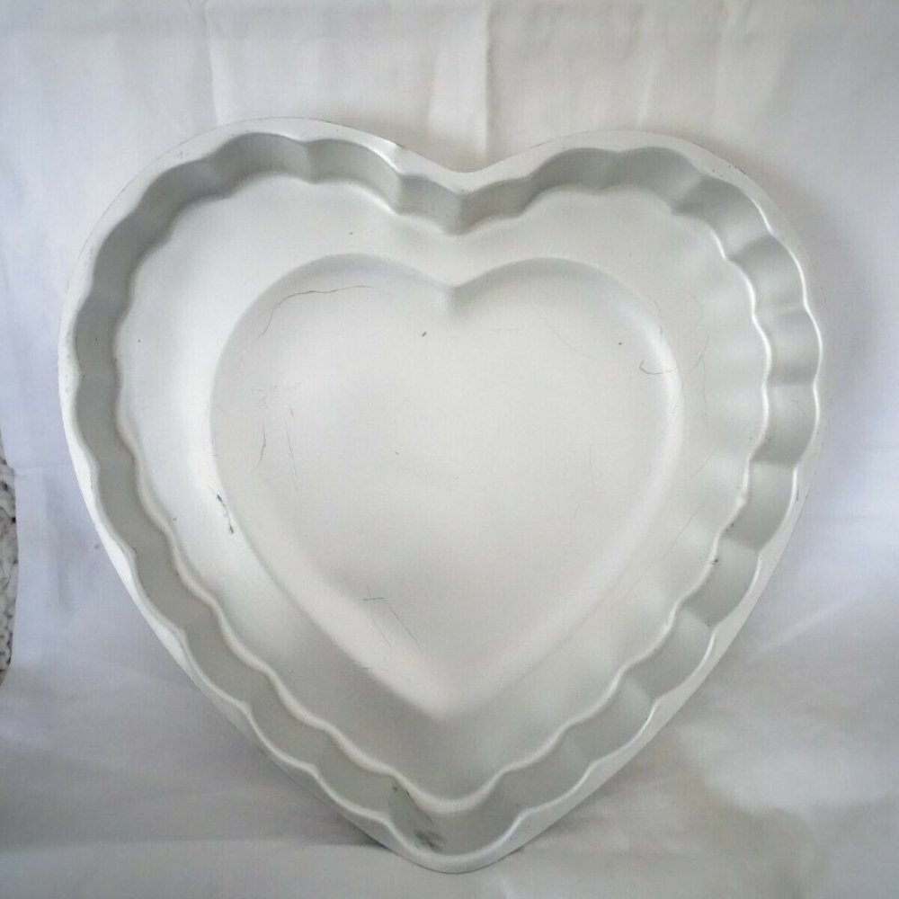 Amscan Fluted Heart Cake Pan